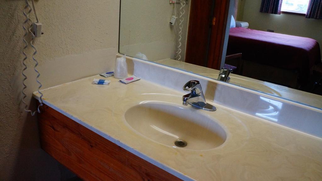 Royale Inn Канзас Сити Стая снимка